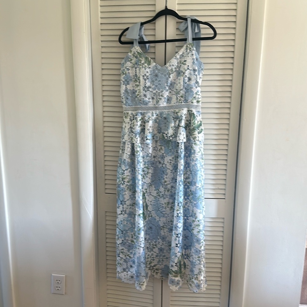 GORGEOUS!!!! This dress, gorgeous lace, adjustable straps with ties.
